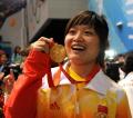 图文-女子10米气手枪颁奖 郭文�B在展示金牌