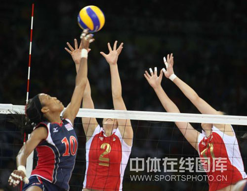 图文-女排小组赛中国VS美国 网上争夺很激烈