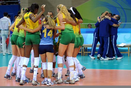 图文-女排半决赛中国0-3巴西 围成一圈庆祝胜利