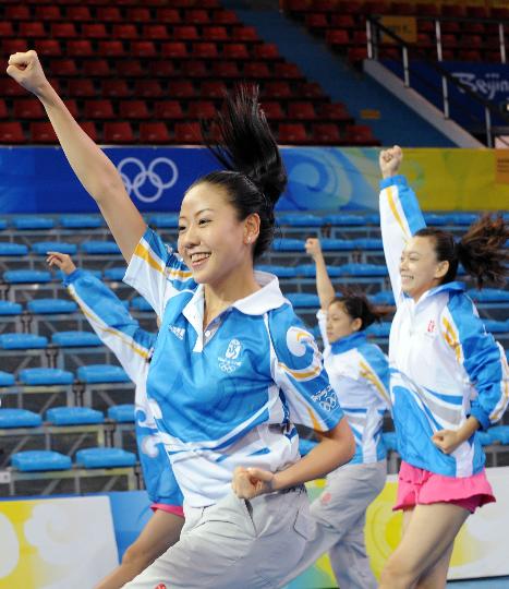 图文-举重啦啦队训练 广东大学生联合拉拉队队员训练
