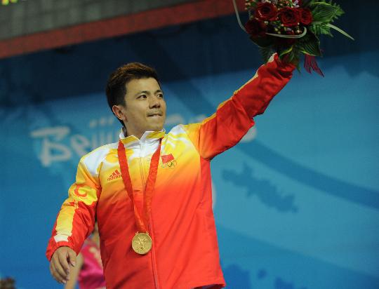 图文-举重62公斤级张湘祥夺金 奥运冠军向观众致意