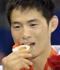 图文-奥运男子柔道60公斤级 崔敏浩品尝金牌滋味
