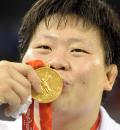 图文-[奥运]女柔78KG以上级 佟文亲吻金牌亲吻胜利