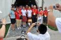 图文-奥运村里的“同心结”合唱团 和志愿者合影