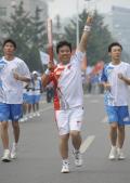 图文-奥运圣火在北京首日传递 火炬手李希田