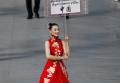 开幕式举中国牌子的美女