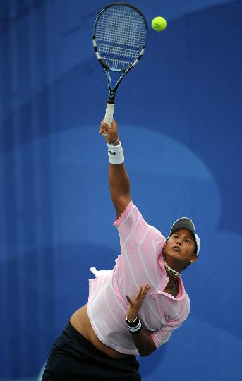 图文-网球小组赛首轮正式开赛 阿曼姆拉多娃发球