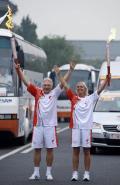 图文-奥运圣火北京首日传递 范安德与妻子挥臂欢呼