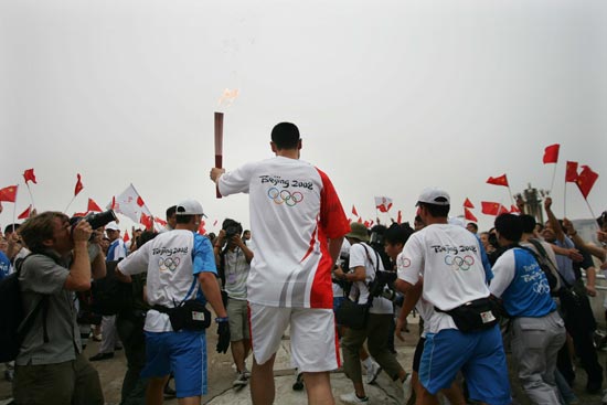 图文-奥运圣火北京首日传递 跟随小巨人的脚步