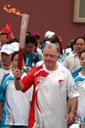 图文-奥运圣火北京首日传递 维尔布鲁根传圣火