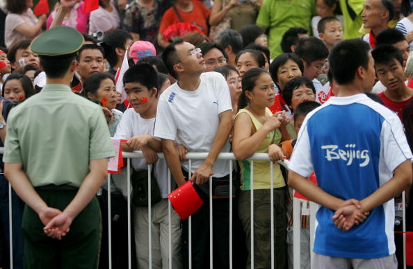 图文-奥运圣火北京首日传递 沿途市民急盼圣火到来