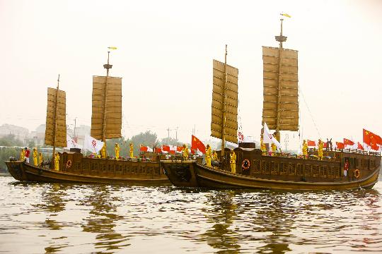 图文-奥运圣火在北京传递第2日 火炬来到通州运河