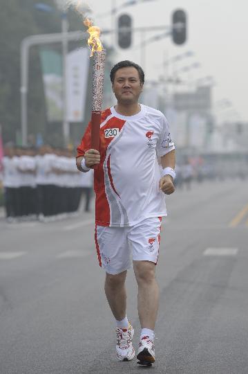 图文-奥运圣火在北京传递第2日 李前光自信有力