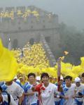 图文-奥运圣火北京次日传递 火炬手向摄像师招手