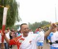 图文-奥运圣火在北京进行首日传递 林卫国激动不已