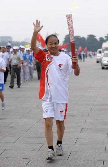 图文-奥运圣火在北京进行首日传递 张和平招手