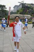 图文-奥运圣火在北京进行首日传递 李国平笑容满面