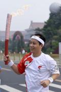 图文-奥运圣火在北京进行首日传递 火炬手罗京