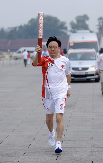图文-奥运圣火在北京进行首日传递 火炬手宋贵伦