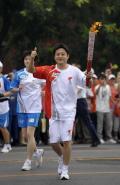 图文-奥运圣火在北京进行首日传递 火炬手贺贝奇