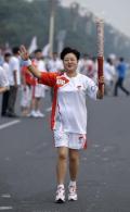 图文-奥运圣火在北京进行首日传递 火炬手李瑞华