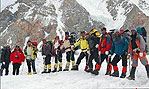 西藏登山队携圣火登珠峰