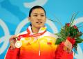 图文-[奥运]女子举重75公斤 曹磊展示灿灿金牌