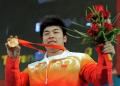 图文-[奥运]男子举重85公斤级 陆永自豪的展示金牌