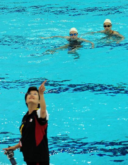 图文-日本花样游泳队进行训练 这样的动作才优美