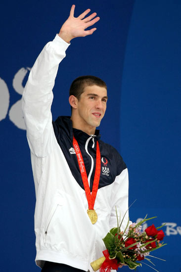 图文-男子200米自由泳美国夺冠 领奖台上挥手致意