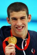图文-男子200米自由泳美国夺冠 菲尔普斯展示金牌