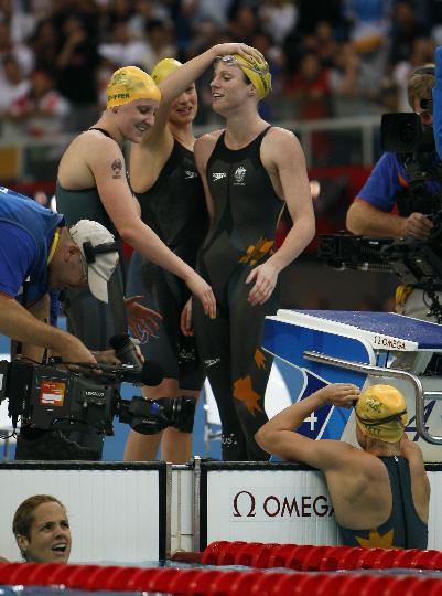 图文-女子4x100米混合泳接力 澳大利亚队欢庆