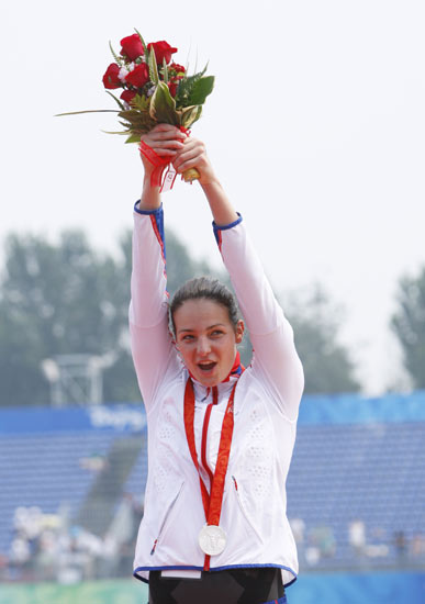 图文-女子10公里公开水域决赛 银牌得主高举鲜花