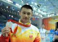 图文-男子10米跳台中国摘银 周吕鑫展示银牌