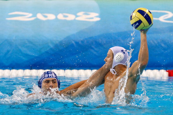 图文奥运会22日男子水球赛况甩开对方严防