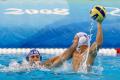 图文-奥运会22日男子水球赛况 甩开对方严防