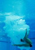 图文-北京奥运跳水赛经典瞬间 何冲水下姿势完美