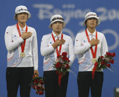 图文-女子射箭团体赛韩国冠军 韩国队员手放胸前