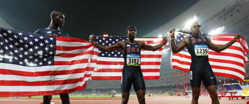 图文-田径男子400米栏决赛 英雄高举祖国国旗