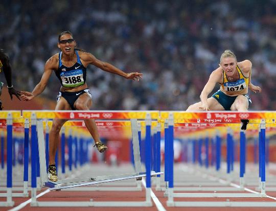 图文-奥运女子100米栏决赛赛况 琼斯失误