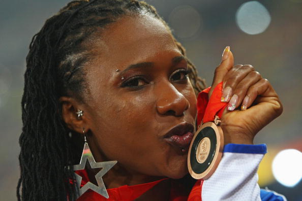 图文-田径女子400米栏决赛颁奖 丹弗斯亲吻铜牌