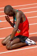 图文-男子马拉松肯尼亚选手夺金 夺冠后祈祷仪式