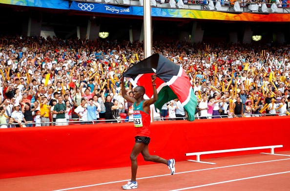 图文-男子马拉松肯尼亚选手夺金 肯尼亚国旗飘扬