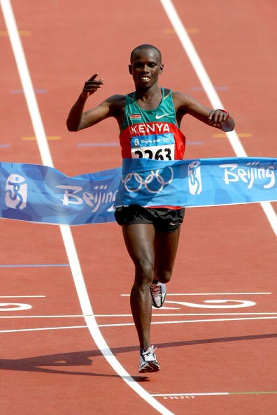 图文-男子马拉松肯尼亚选手夺金 冲时线完成加冕