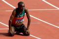 图文-男子马拉松肯尼亚选手夺金 累得跪倒在地