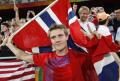 图文-奥运男子标枪挪威夺冠 展示祖国国旗