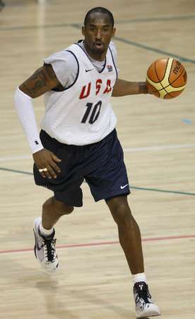 图文-美国男篮训练备战奥运 科比运球势不可挡