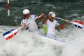 图文-奥运会14日皮划艇激流回旋赛况 配合默契