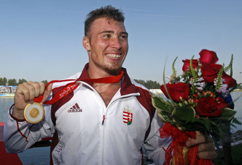图文-男子单人划艇1000米决赛 瓦伊达展示金牌