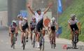 图文-各国自行车队训练备战奥运 高举双手迎接欢呼